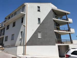een wit gebouw met balkons aan de zijkant bij Casa vacanza HADA in San Giacomo degli Schiavoni