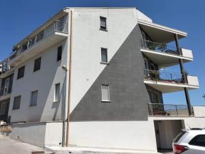 San Giacomo degli SchiavoniにあるCasa vacanza HADAの側面にバルコニーがある白い建物