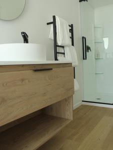 bagno con lavandino bianco e doccia di māra a Mapua Altre 14 foto