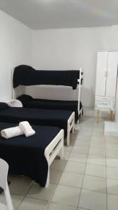 una camera con due letti di Hotel Crespo a Crespo
