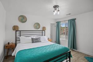 - une chambre avec un grand lit et une fenêtre dans l'établissement Desert Fantasy Oasis Pool, Jacuzzi, Royal Beds, à Coachella