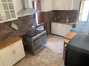 Residence il giardino sul fiume Nera في Cerreto di Spoleto: مطبخ مع موقد وطاولة عمل +49 صورة