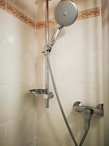 カンピーリア・マリッティマにあるCasa Barloのバスルーム(シャワー、シャワーヘッド付)が備わります。
