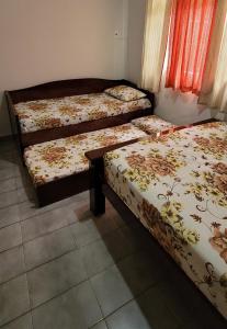 a room with three beds in a room at Aconchego Sagrada Face in Aparecida