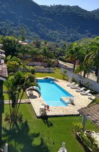 Blick auf einen Pool in einem Resort in der Unterkunft Hotel Portal de Barequeçaba in Barequeçaba