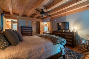 um quarto com uma cama e uma ventoinha de tecto em Whispering Pines em Sapphire
