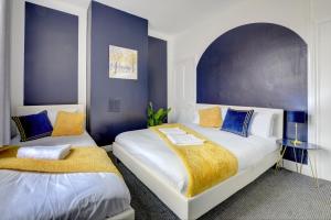 a bedroom with two beds with blue walls at Cheerful 2 Bedroom Home, Sleeps 5 Guest Comfy, 1x Double Bed, 3x Single Beds, Free Parking, Free WiFi, Suitable For Business, Leisure Guest,Coventry, Midlands in Coventry