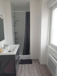 Baðherbergi á Appartement 4 personnes vue mer à Santec au pied de la plage du Dossen