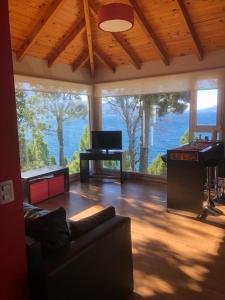 uma sala de estar com um sofá e um piano em Apartments Seeblick Bariloche em San Carlos de Bariloche