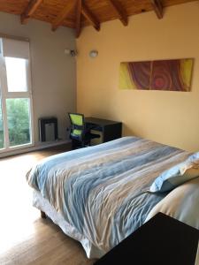 1 dormitorio con 1 cama y escritorio con ordenador en Apartments Seeblick Bariloche en San Carlos de Bariloche