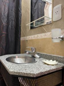 a bathroom counter with a sink and a mirror at Fuente de vida in Colón