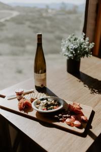 una botella de vino y un plato de comida en una mesa en Yurt Escape with Amazing Country Views, en Temecula