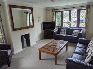 een woonkamer met een bank en een tafel bij Purbeck Escape in Wareham