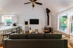 uma sala de estar com um sofá e um fogão em Cabin Oasis em Marshall