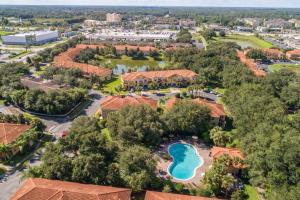 een luchtzicht op een resort met een zwembad en bomen bij Pool, Disney, Fast Wi-Fi - World Class 3-bed Home in Kissimmee