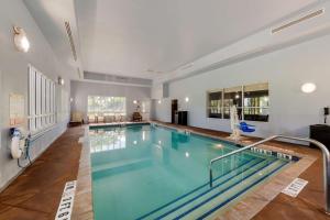 uma grande piscina interior com uma piscina grande em Best Western Plus Miami Airport North Hotel & Suites em Miami