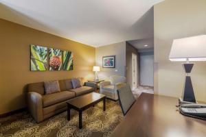 een woonkamer met een bank en een tafel bij Best Western Plus Miami Airport North Hotel & Suites in Miami
