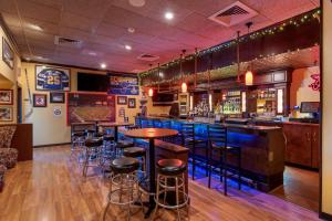 een bar met blauwe krukken in een restaurant bij Best Western St Louis Kirkwood Route 66 in Saint Louis