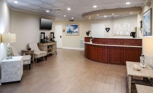 una sala de espera con una zona de espera y un consultorio médico en Best Western New Smyrna Beach Hotel & Suites, en New Smyrna Beach