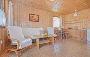 sala de estar con mesa y sillas y cocina en Beautiful Home In Dabki, Bobolin With Kitchen, en Bobolin