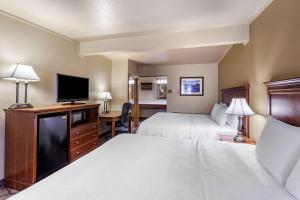 Postel nebo postele na pokoji v ubytování Best Western Dunmar Inn