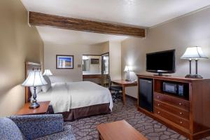 TV a/nebo společenská místnost v ubytování Best Western Dunmar Inn