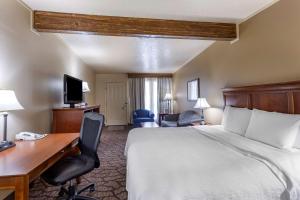 Postel nebo postele na pokoji v ubytování Best Western Dunmar Inn