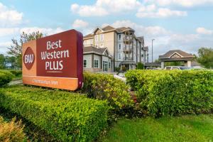 a best western plus sign in front of a building at Best Western PLUS Chemainus Inn in Chemainus