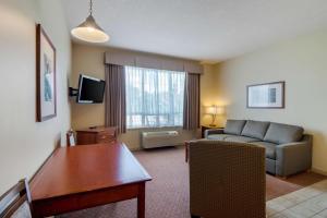 TV a/nebo společenská místnost v ubytování Best Western PLUS Chemainus Inn