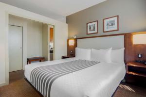 Postel nebo postele na pokoji v ubytování Best Western PLUS Chemainus Inn
