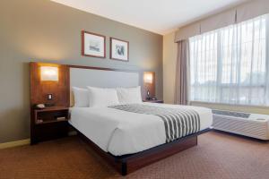 Postel nebo postele na pokoji v ubytování Best Western PLUS Chemainus Inn