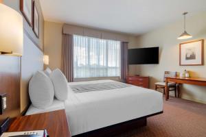 Postel nebo postele na pokoji v ubytování Best Western PLUS Chemainus Inn