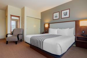 Postel nebo postele na pokoji v ubytování Best Western PLUS Chemainus Inn