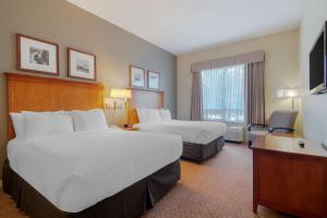 Postel nebo postele na pokoji v ubytování Best Western PLUS Chemainus Inn