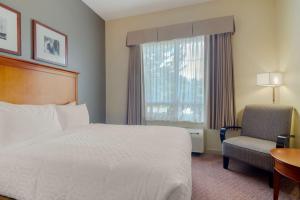 Postel nebo postele na pokoji v ubytování Best Western PLUS Chemainus Inn