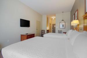 Postel nebo postele na pokoji v ubytování Best Western PLUS Chemainus Inn