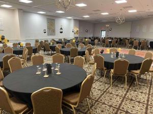 una sala conferenze con tavoli e sedie di Best Western Williamsburg Historic District a Williamsburg