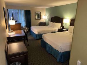 um quarto de hotel com duas camas e uma secretária em Best Western Williamsburg Historic District em Williamsburg