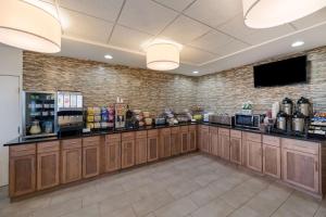 サンアンジェロにあるBest Western North Bryant Innのレンガの壁にカウンターとテレビがあるコーヒーショップ