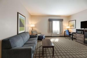 サンアンジェロにあるBest Western North Bryant Innのソファとテーブルのあるリビングルーム