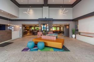 een lobby met een bank en stoelen op een tapijt bij Best Western Plus West Edmonton in Edmonton