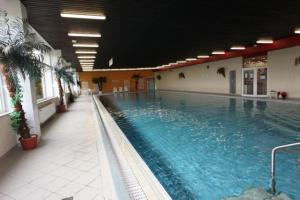 una gran piscina de agua azul en un edificio en Ferienwohnung Naturseelen mit Schwimmbad und Sauna, en Braunlage