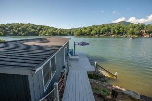 een huis op een dok aan een meer bij Lake Al'Lure in Lake Lure