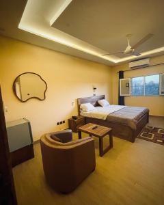 a hotel room with a bed and a couch at Le Baobab in Bamako