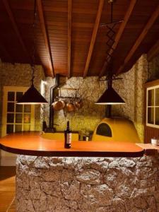 eine Küche mit zwei Hängelampen über einer Theke in der Unterkunft Quinta 59 - Sua Casa na Serra in Petrópolis