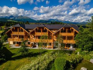 obraz domu z bali z górami w tle w obiekcie AlmApARTment Mauterndorf Pichl 9-5 w mieście Mauterndorf