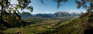 FiavèにあるAppartamento Stumiaga di Fiavèの山々を背景にした渓谷の景色