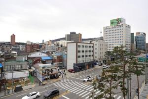 - Vistas a una ciudad con coches en la calle en Sweet Stay, en Seúl
