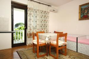 - une salle à manger avec une table et deux chaises dans l'établissement Apartment Orebic 4546c, à Orebić