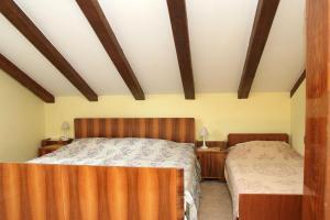 1 dormitorio con 2 camas y 2 mesitas de noche en Apartments and rooms by the sea Jelsa, Hvar - 4602 en Jelsa